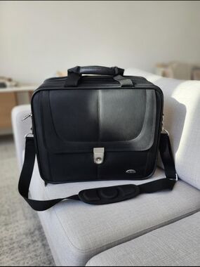 Samsonite Classic Laptop Briefcase - Perfect Travel Bag Heavy Duty 17" Carry On